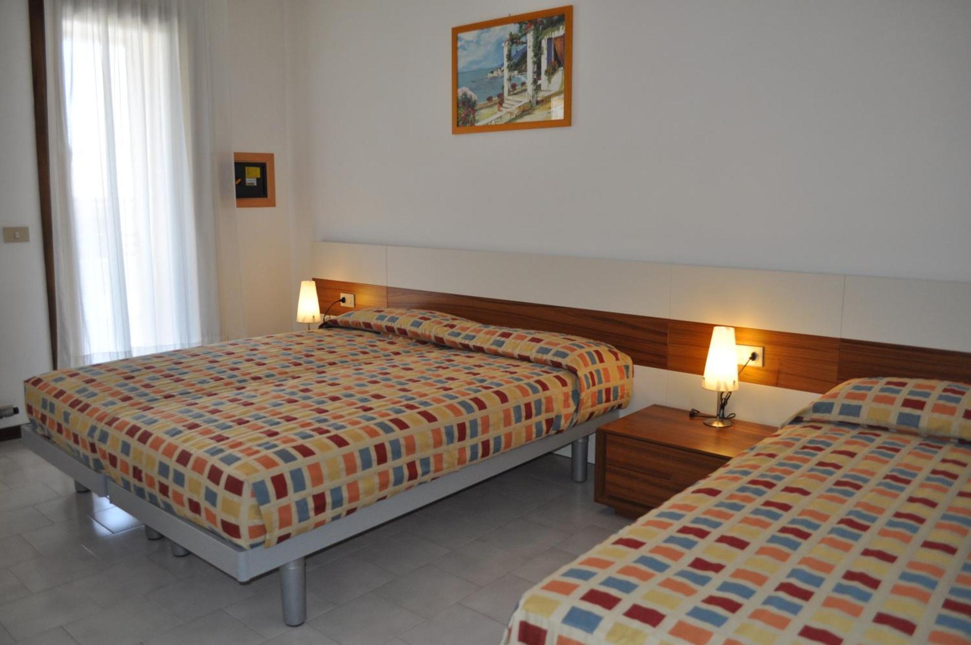 Villaggio Dei Fiori Бибионе Екстериор снимка