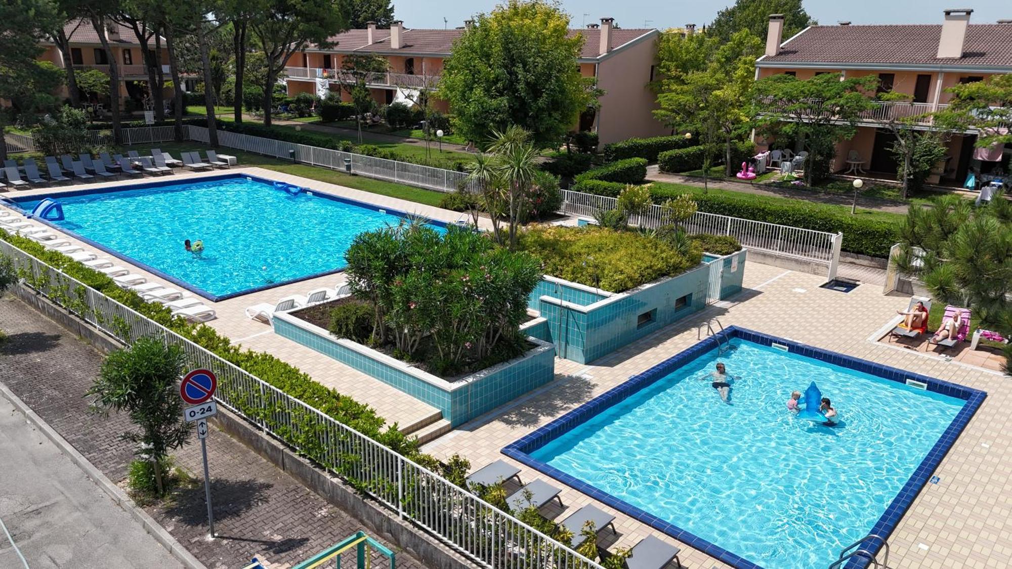 Villaggio Dei Fiori Бибионе Екстериор снимка