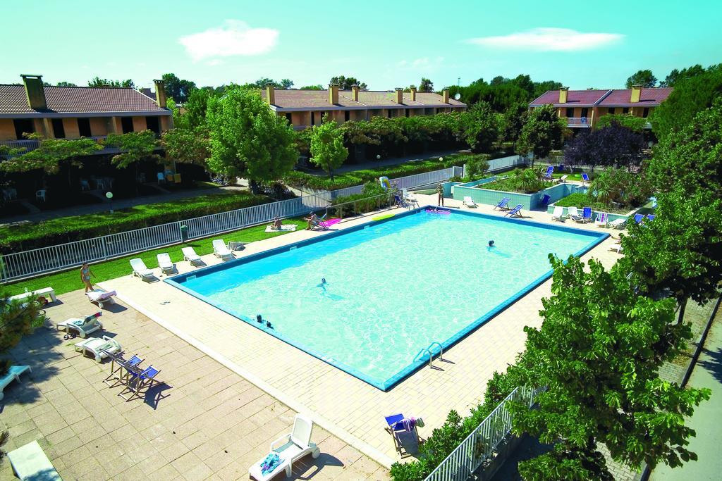 Villaggio Dei Fiori Бибионе Екстериор снимка
